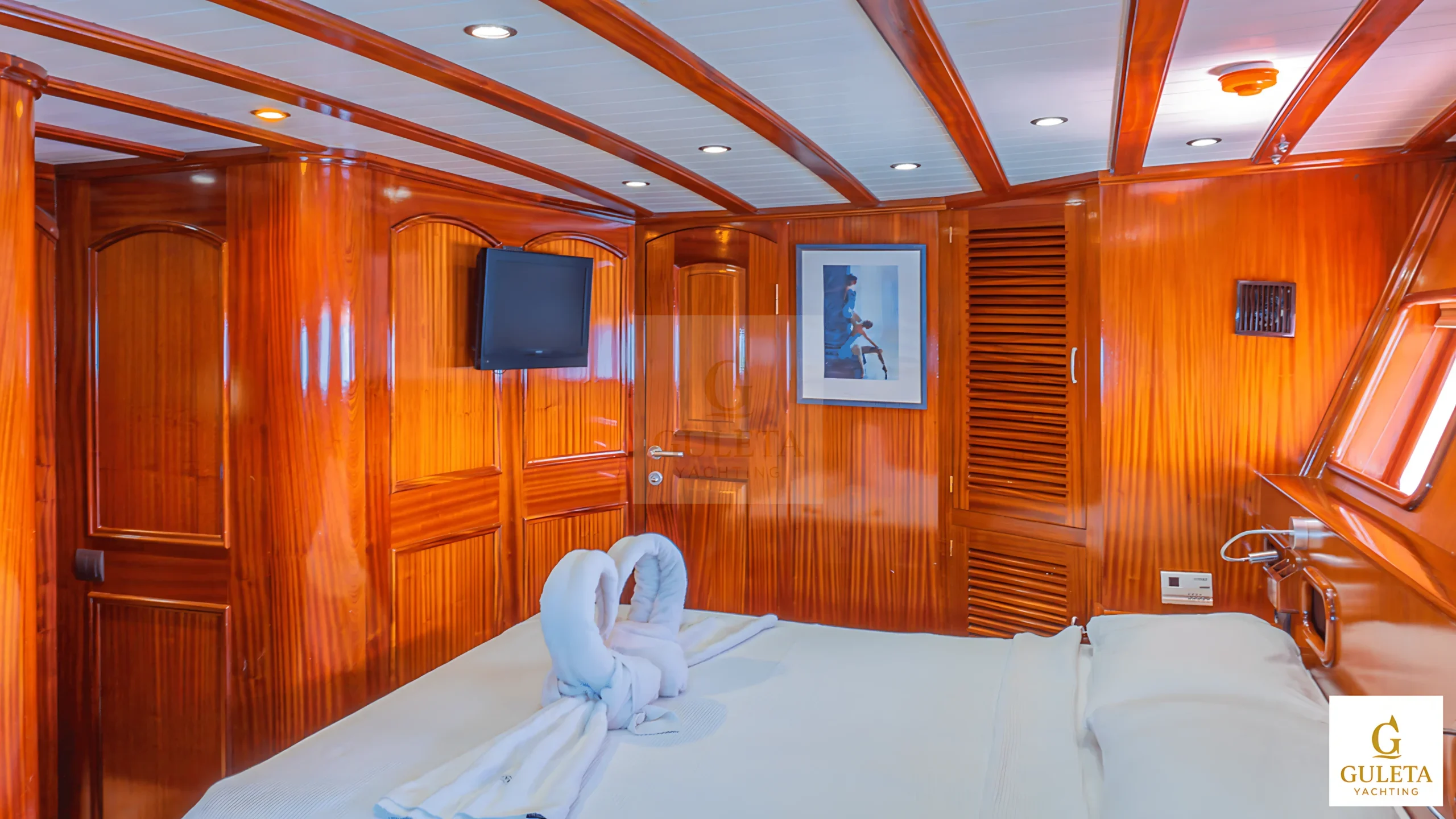 Additional cabin of Avrasya Gulet showing side twin beds and natural light from porthole.