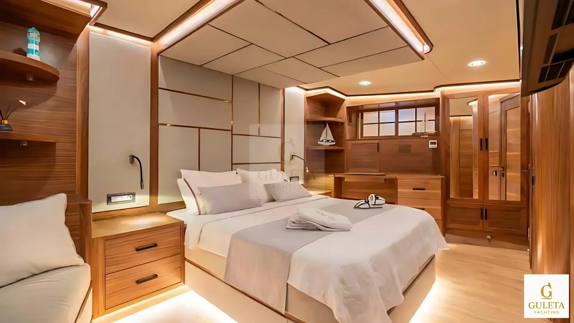 Twin cabin on board Junior Orçun with cozy lighting