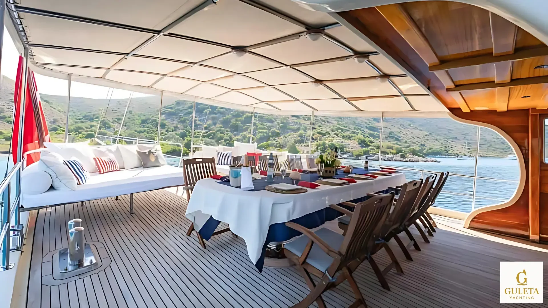 Comfortable double cabin with en-suite bathroom on Junior Orçun