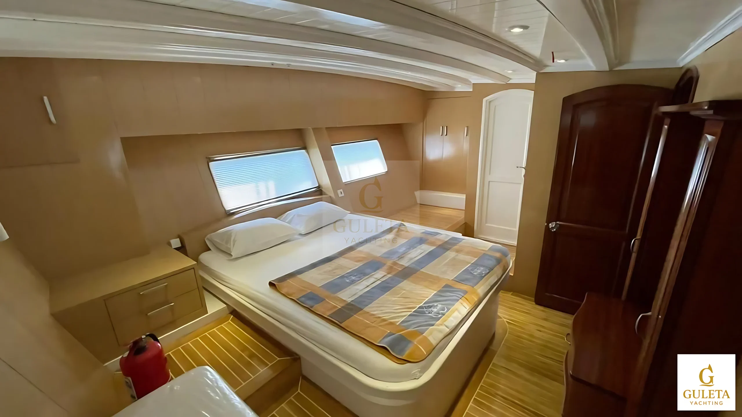 Master cabin on board Pam Due Gulet with ensuite bathroom