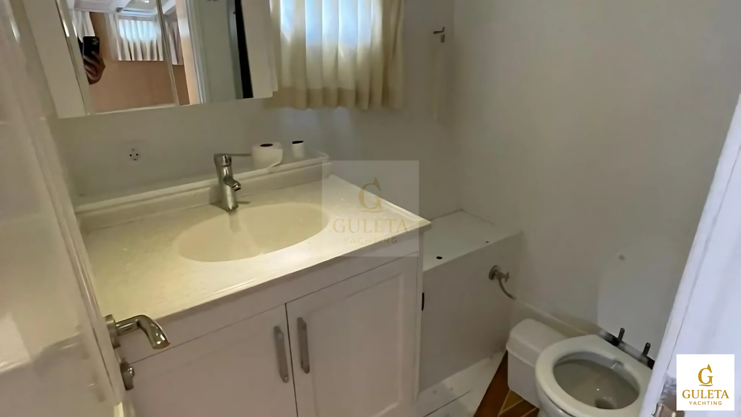 Modern bathroom on Pam Due Gulet