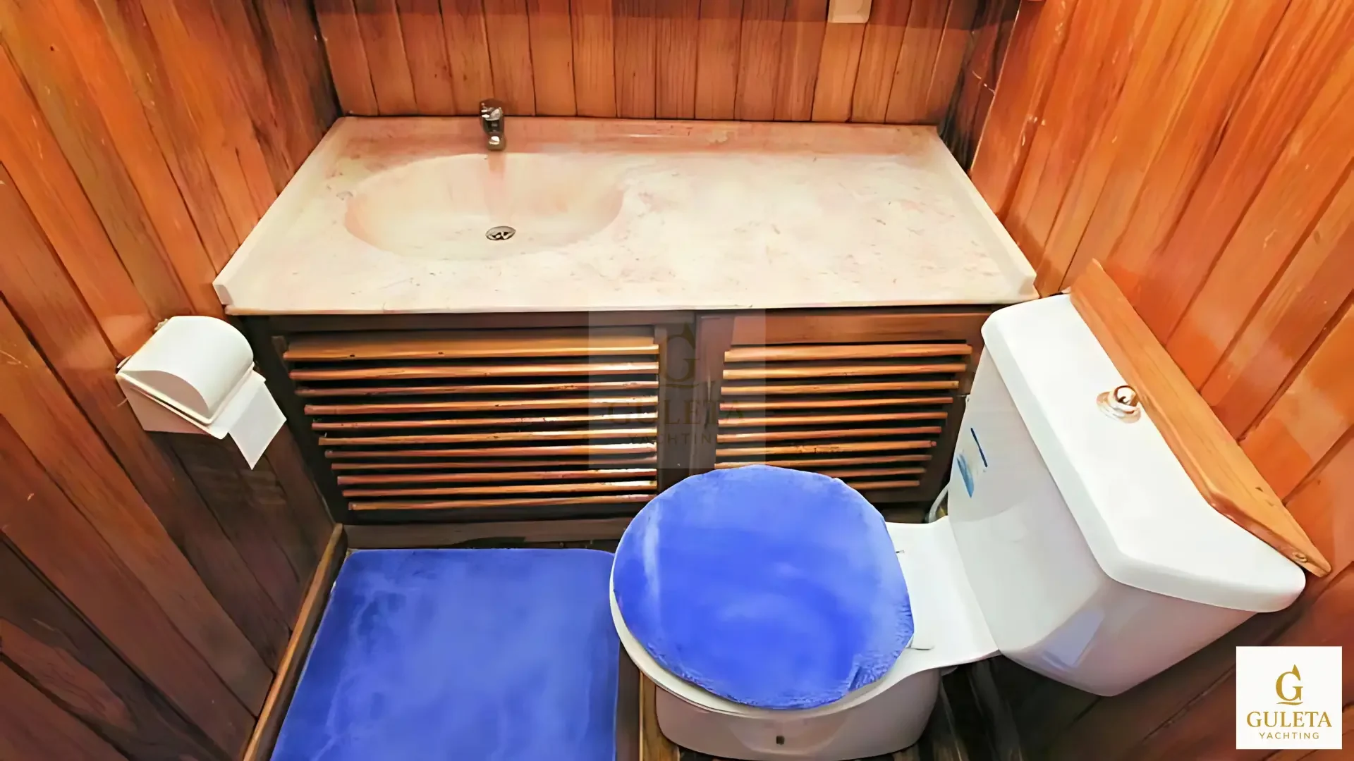 Guest bathroom of Prenses Begüm Gulet yacht cabin