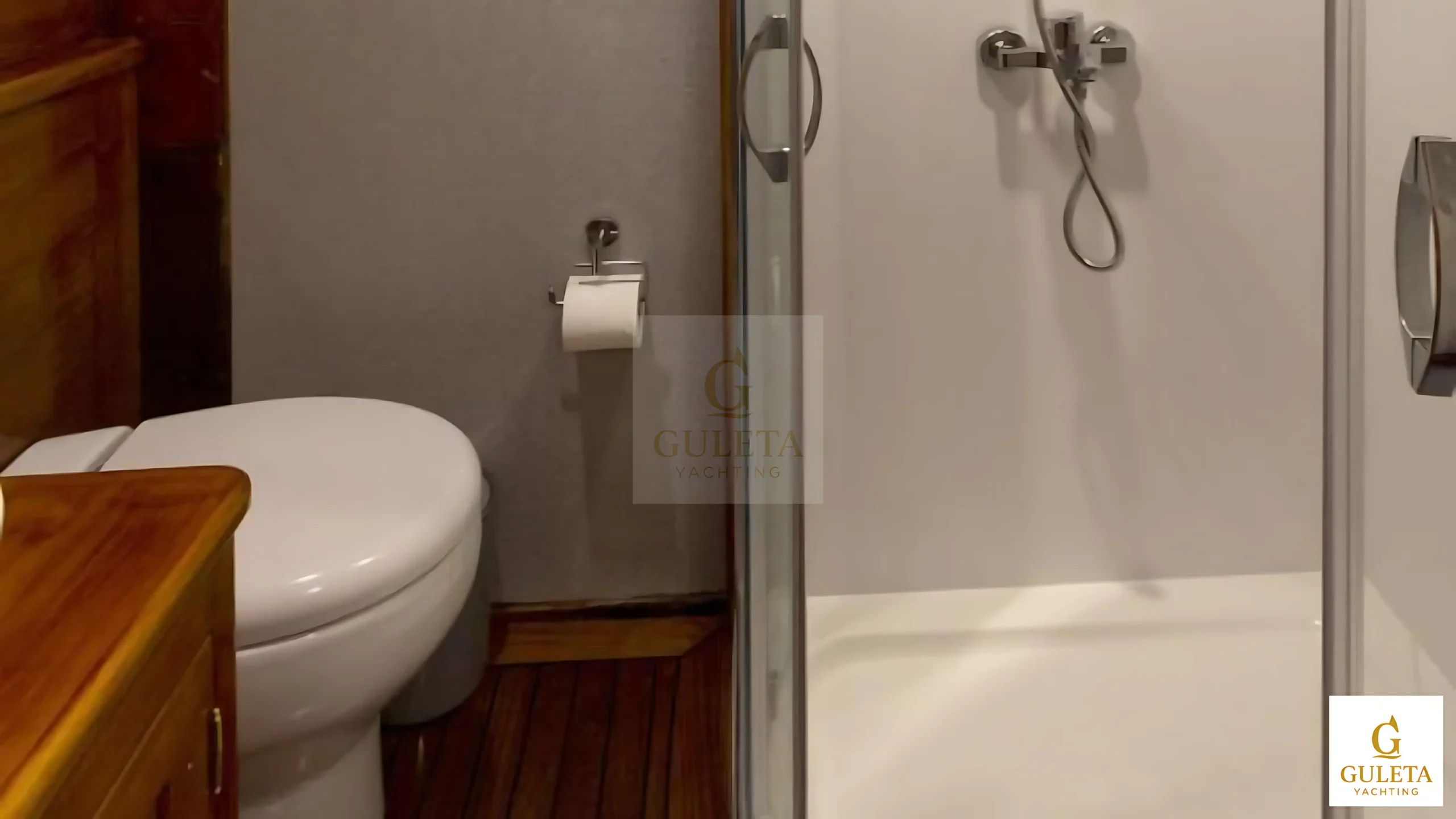 Gemibasi Gulet private bathroom with shower